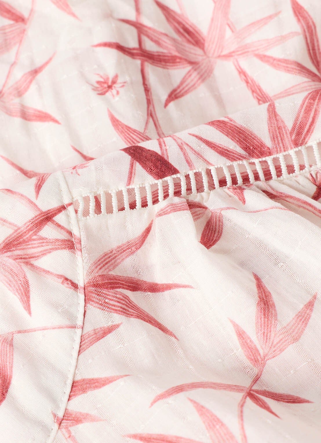 Whistles Tropical Print blouse met opengewerkt detail - detail 5 donkerroze
