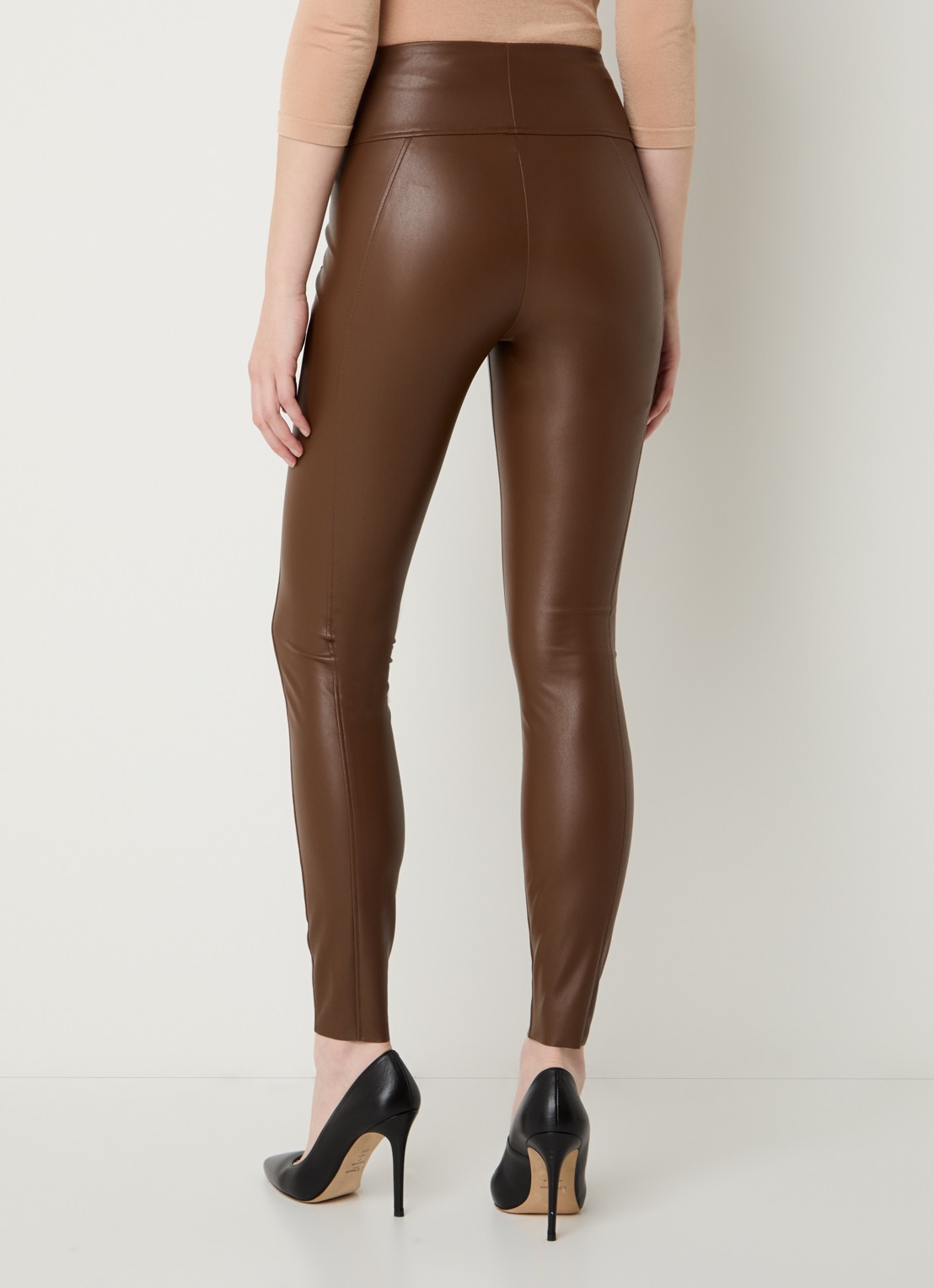 Wolford Edie Forming high waist skinny fit legging van imitatieleer - achterkant hazelnootbruin