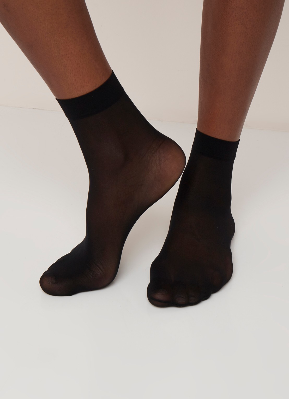 Wolford Individual pantysokken in 10 denier - voorkant 2 zwart