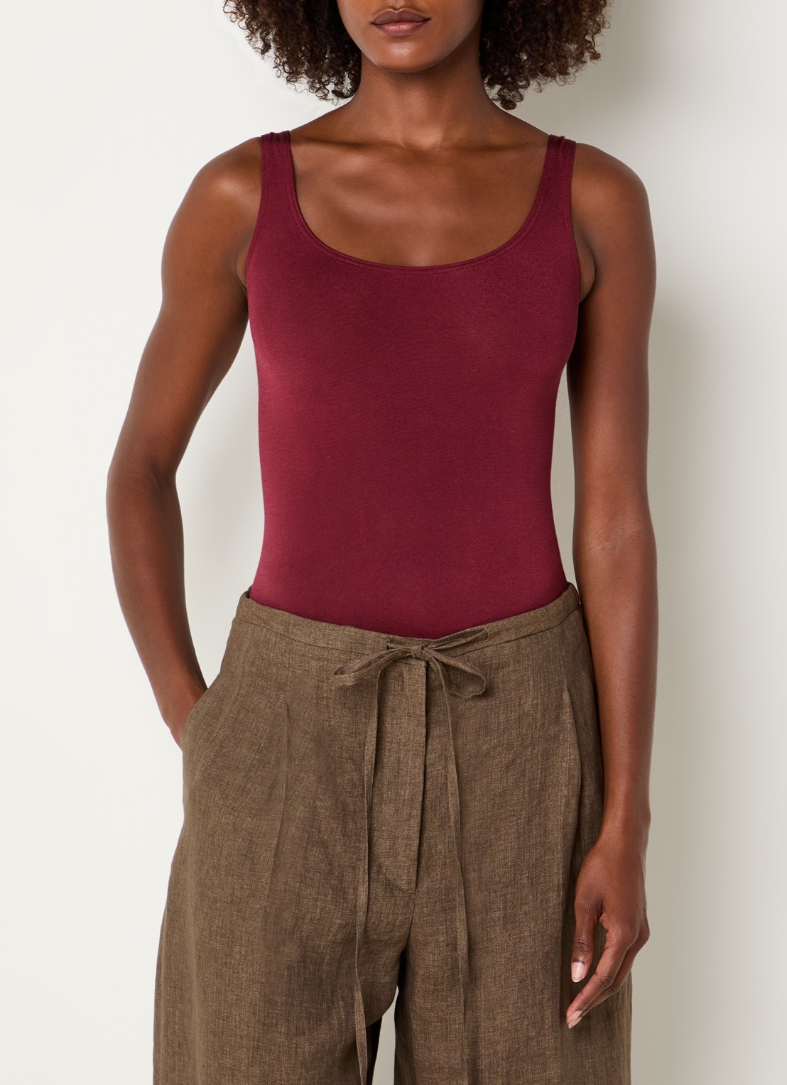 Wolford Jamaika stringbody met glanzende finish - detail bordeauxrood