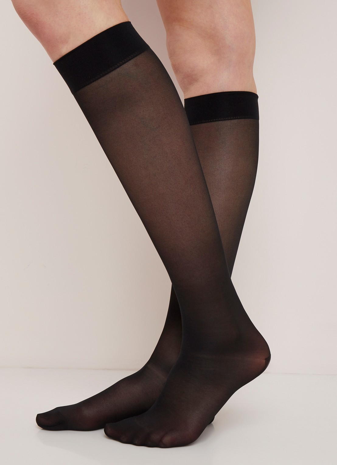Wolford Pure Energy Leg Vitalizer kniekousen in 30 denier  - voorkant 3 zwart
