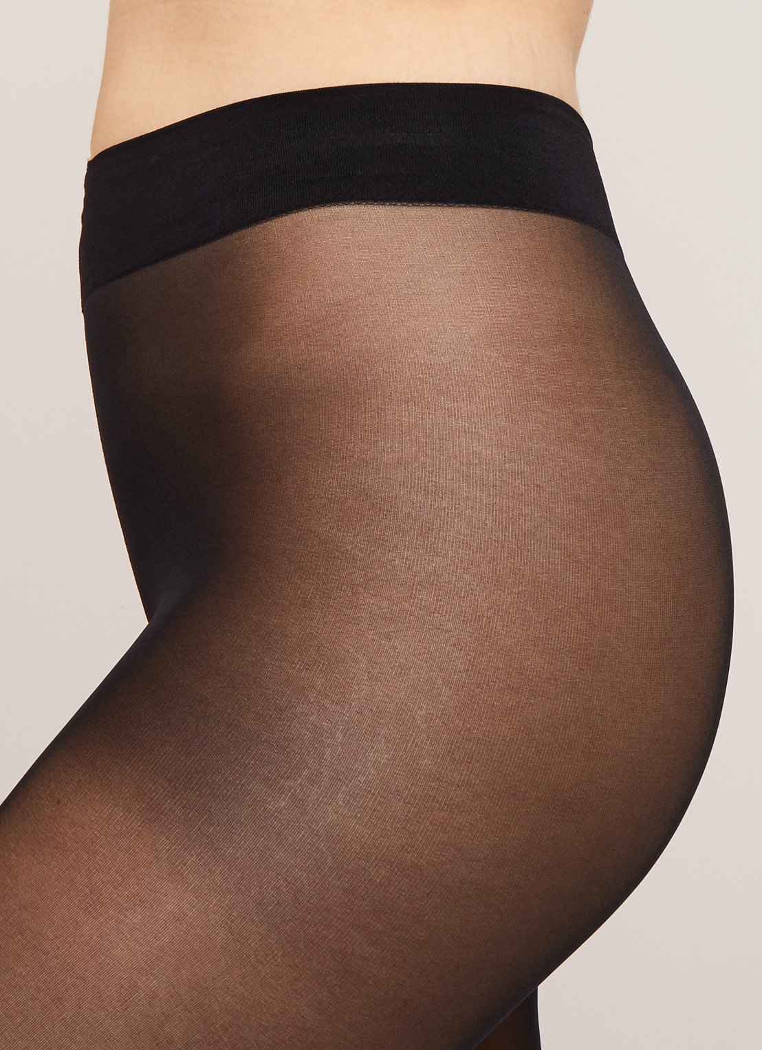 Wolford Pure Shimmer Concealer panty in 40 denier - detail 4 zwart