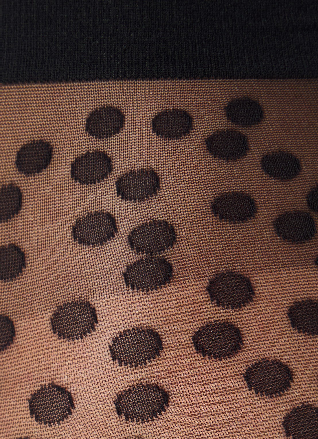 Wolford Sweet Dots panty met stippenprint in 20 denier - detail diepzwart