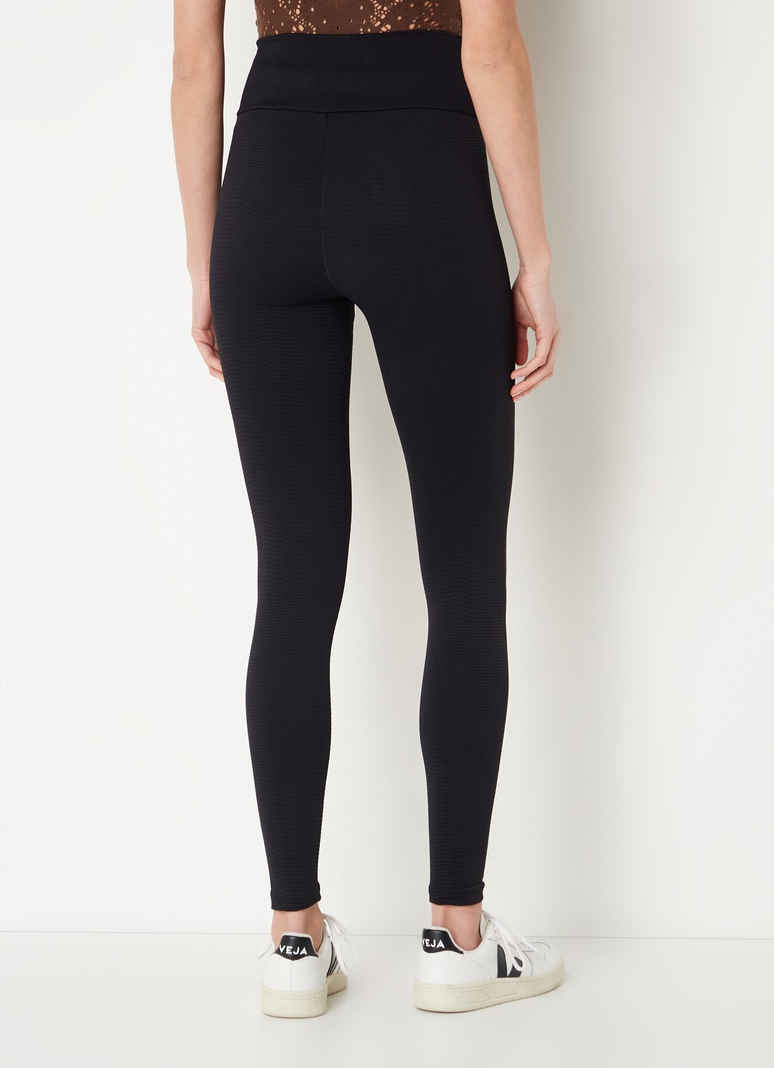 Wolford The Wellness high waist corrigerende legging met structuur - achterkant zwart