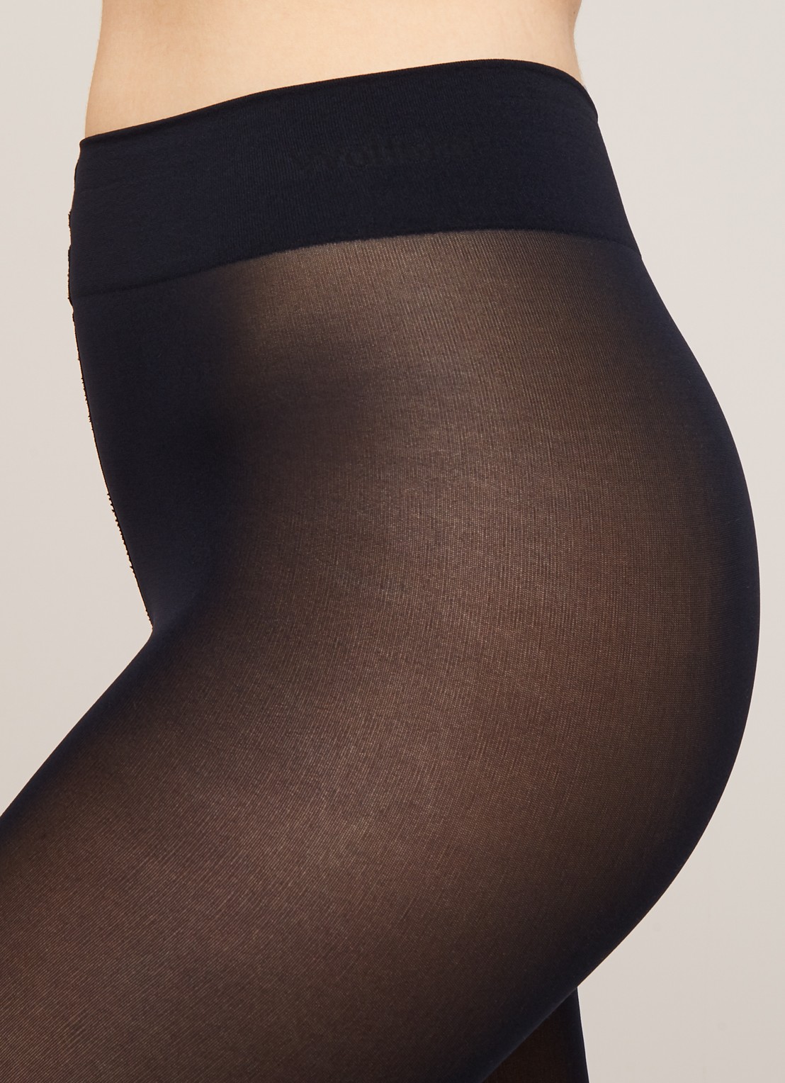 Wolford Velvet de Luxe Comfort panty in 66 denier - detail 4 diepzwart