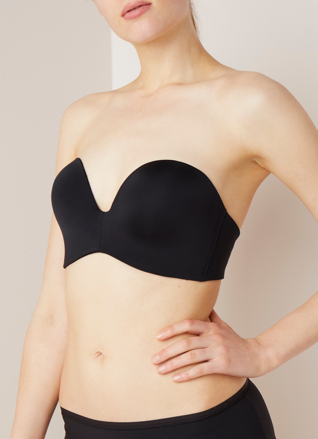 Wonderbra Ultimate Strapless push-up bh - detail zwart