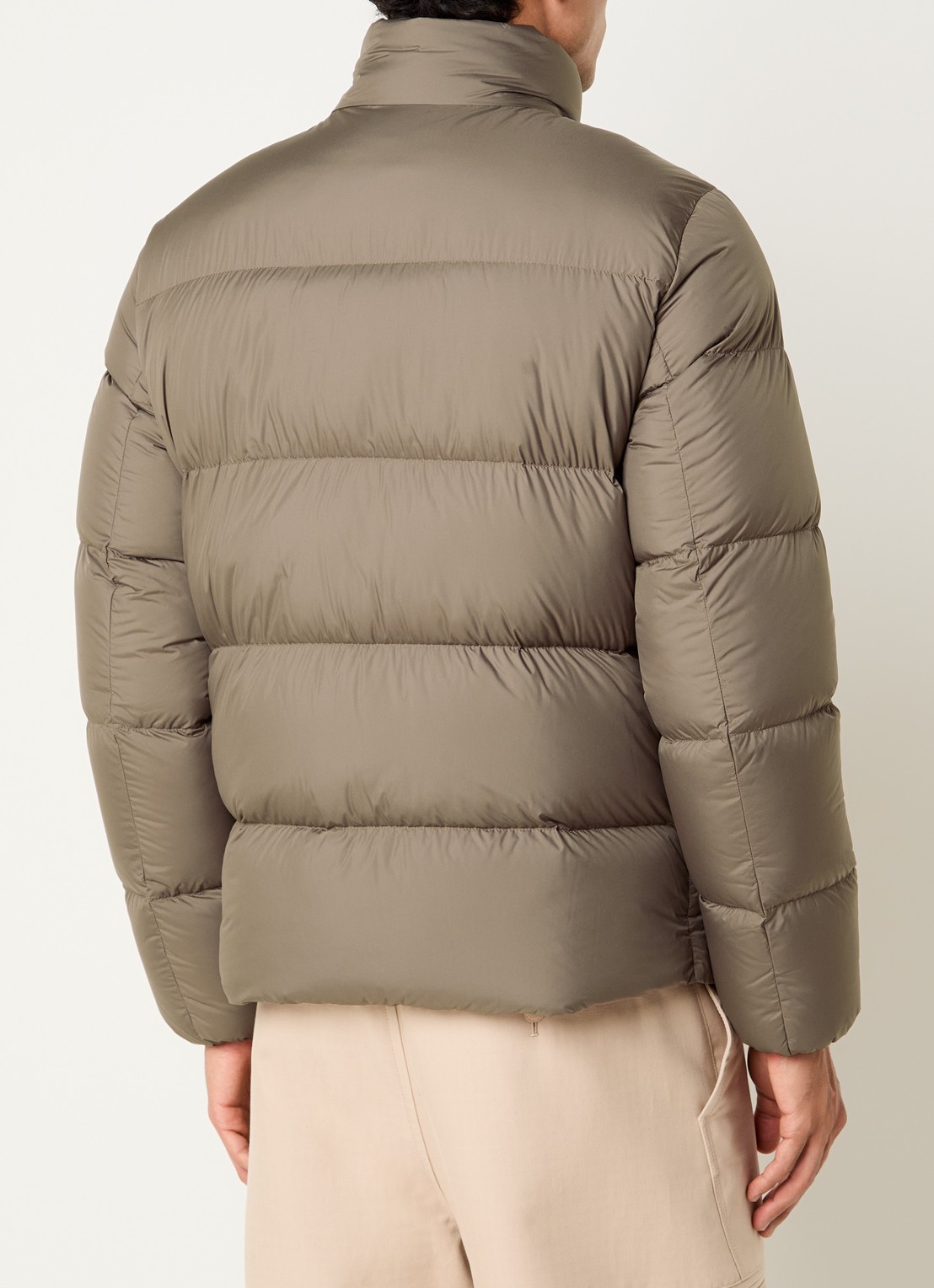 Woolrich Cloud Eagle puffer jack met donsvulling en steekzakken - achterkant 2 taupe