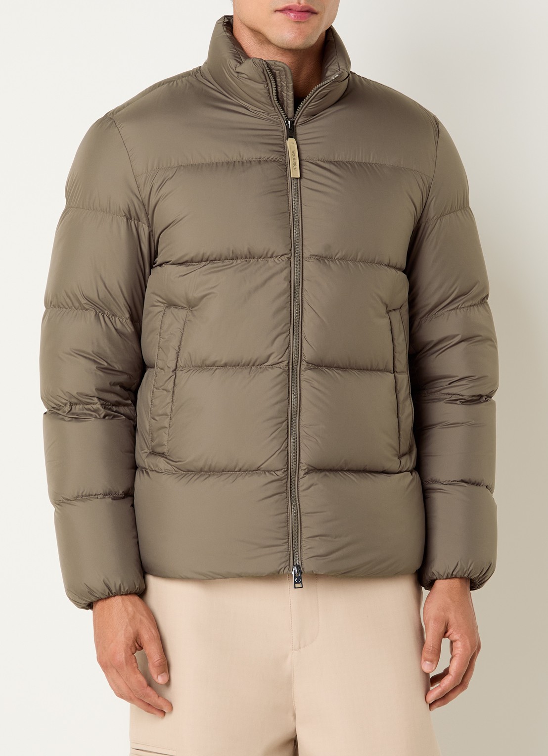 Woolrich Cloud Eagle puffer jack met donsvulling en steekzakken - detail taupe