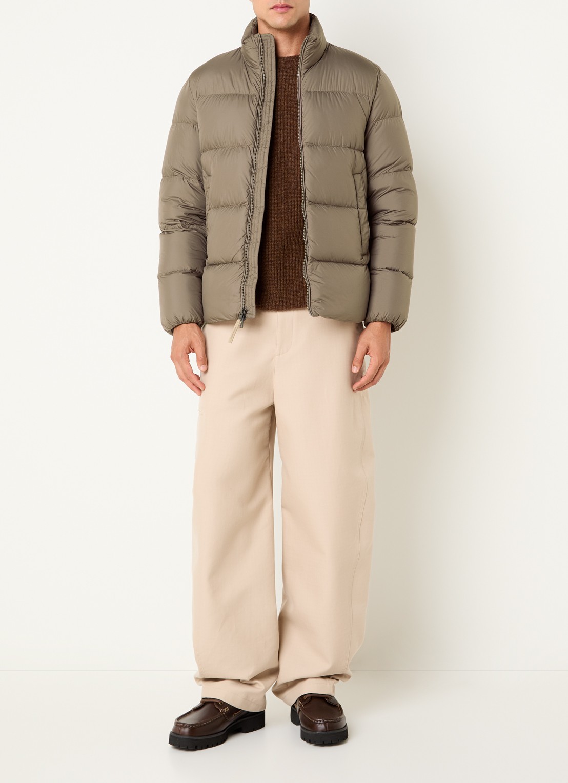 Woolrich Cloud Eagle puffer jack met donsvulling en steekzakken - voorkant 4 taupe