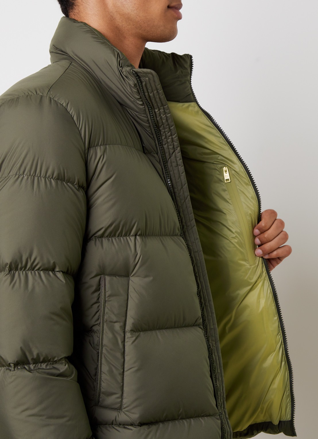 Woolrich Cloud Eagle puffer jack met donsvulling en steekzakken - detail 2 donkergroen