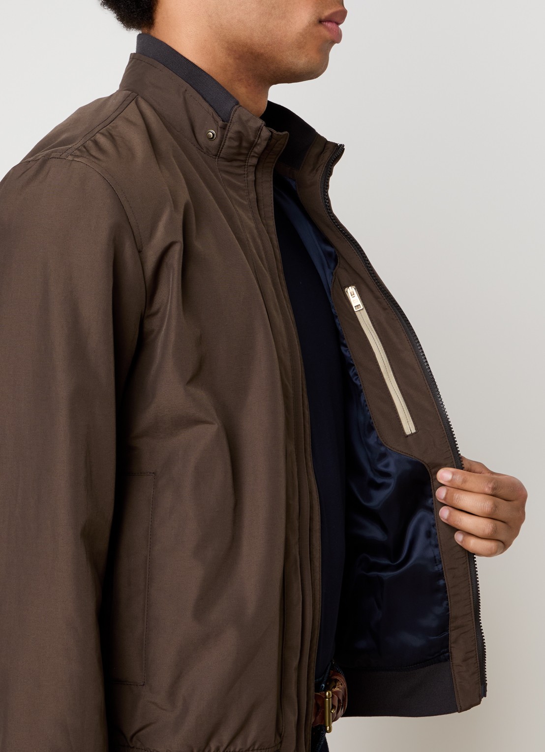 Woolrich Jack met logo en steekzakken - detail 4 lichtbruin