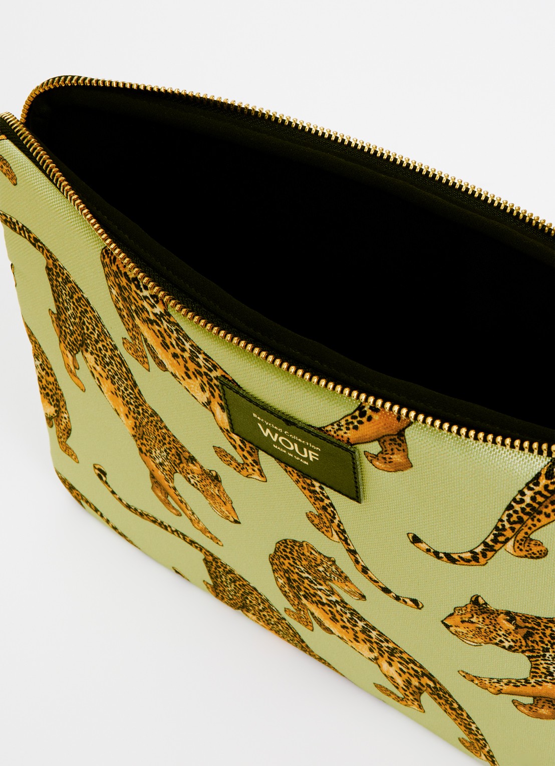 Wouf Avo Leopard laptophoes 13 en 14 inch met print - detail lindegroen
