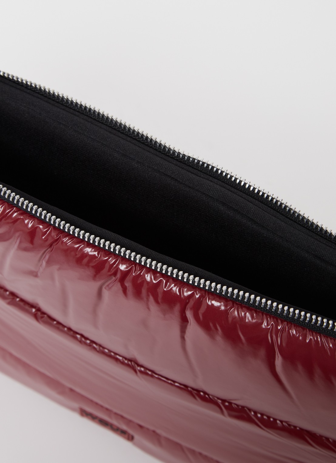 Wouf Glossy laptophoes 13 en 14 inch - detail bordeauxrood