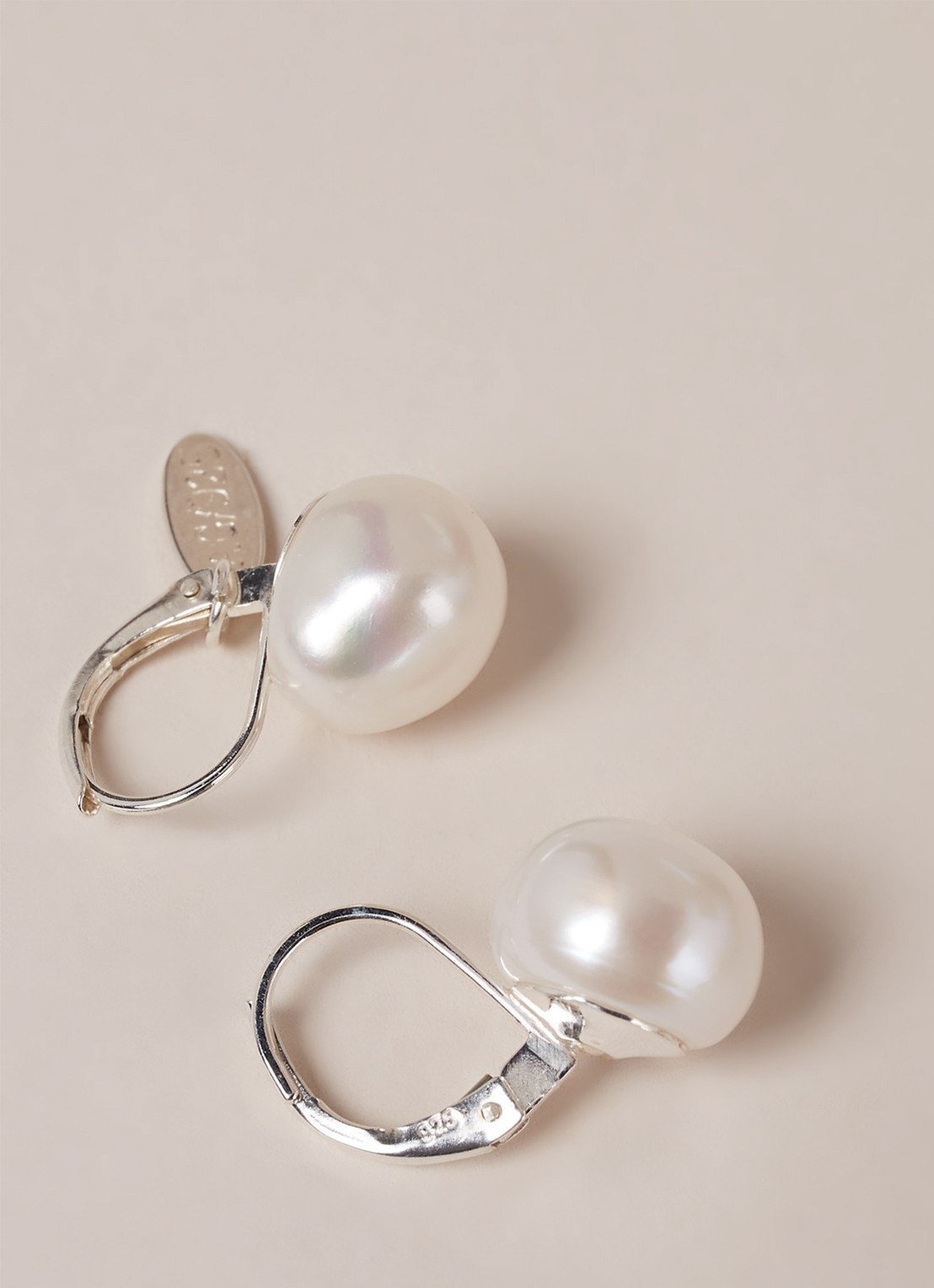 Wouters & Hendrix  Oorhangers van zilver met parel - voorkant 3 zilver
