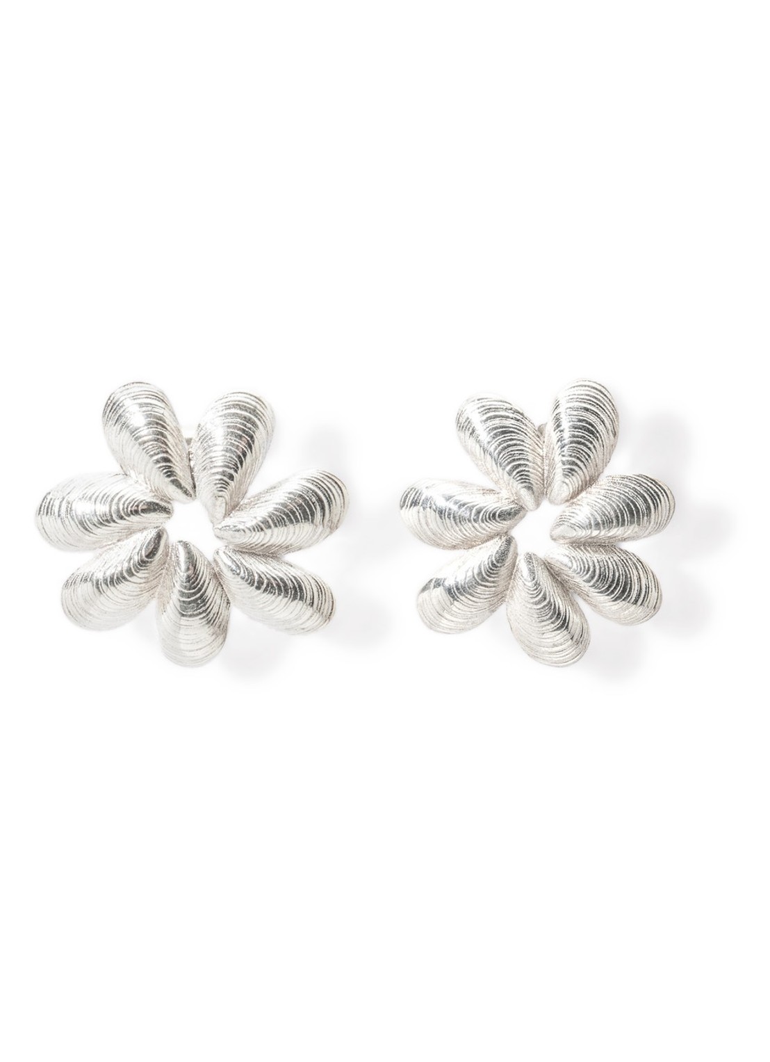 Wouters & Hendrix Oorstekers van zilver - voorkant zilver