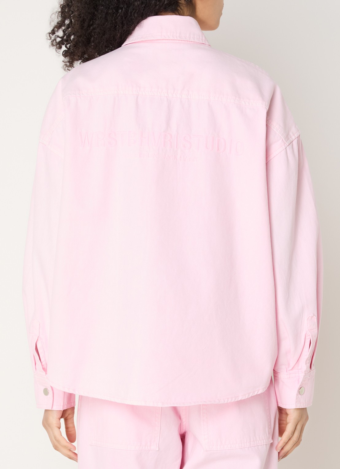 WRSTBHVR Bets blouse van denim met borstzakken - detail 4 lichtroze