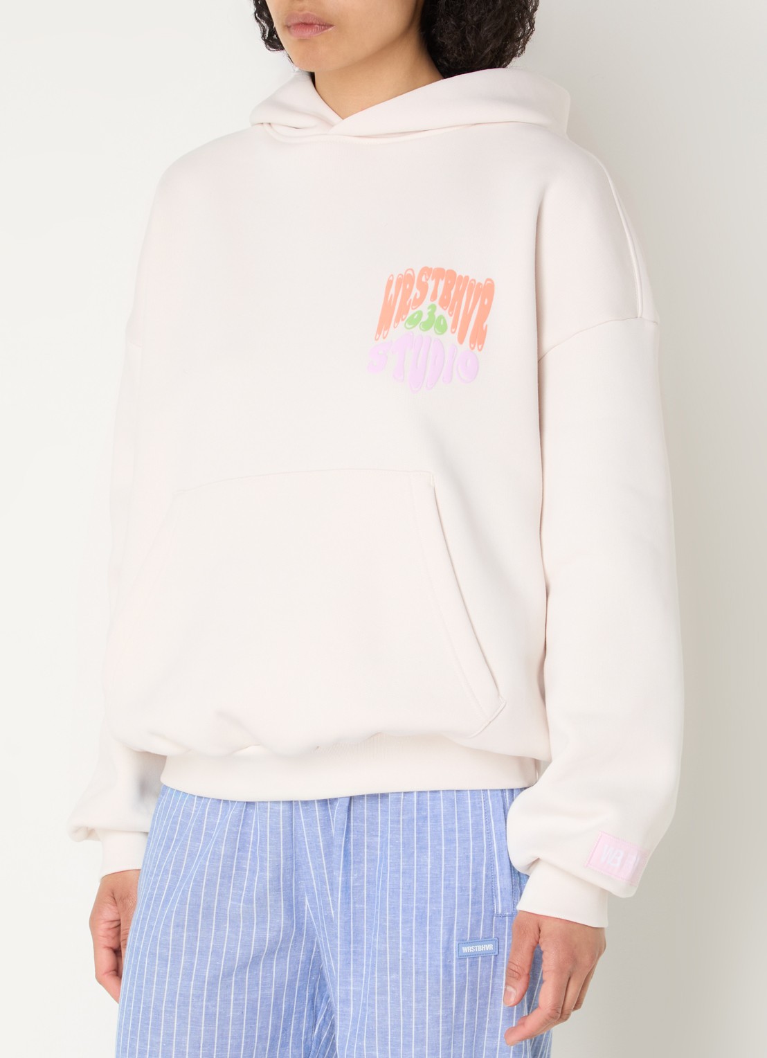 WRSTBHVR Flynn hoodie met front- en backprint - achterkant 3 gebroken wit