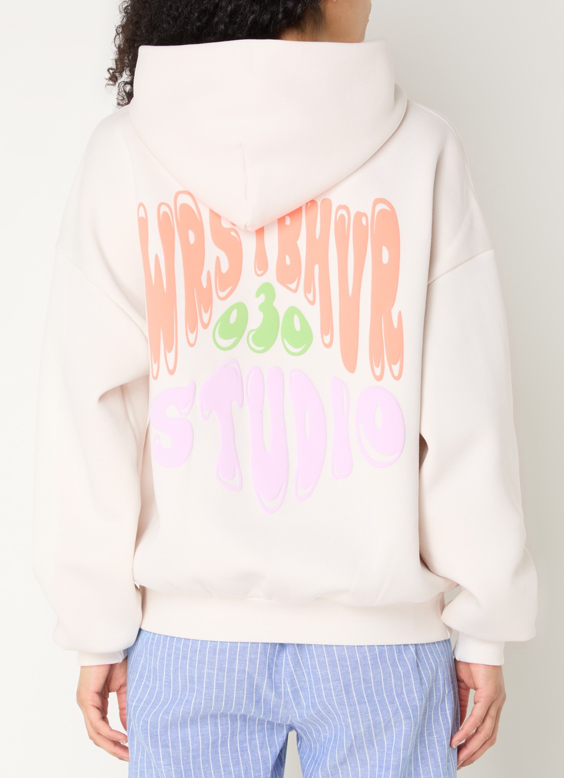WRSTBHVR Flynn hoodie met front- en backprint - detail gebroken wit