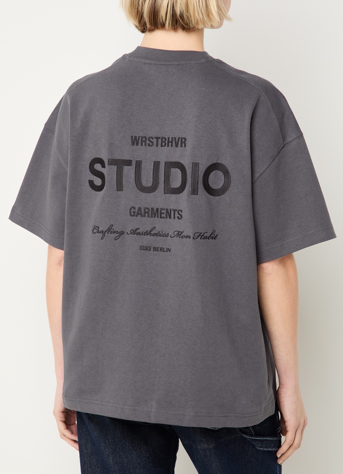 WRSTBHVR Garm T-shirt met logo- en backprint - detail middengrijs