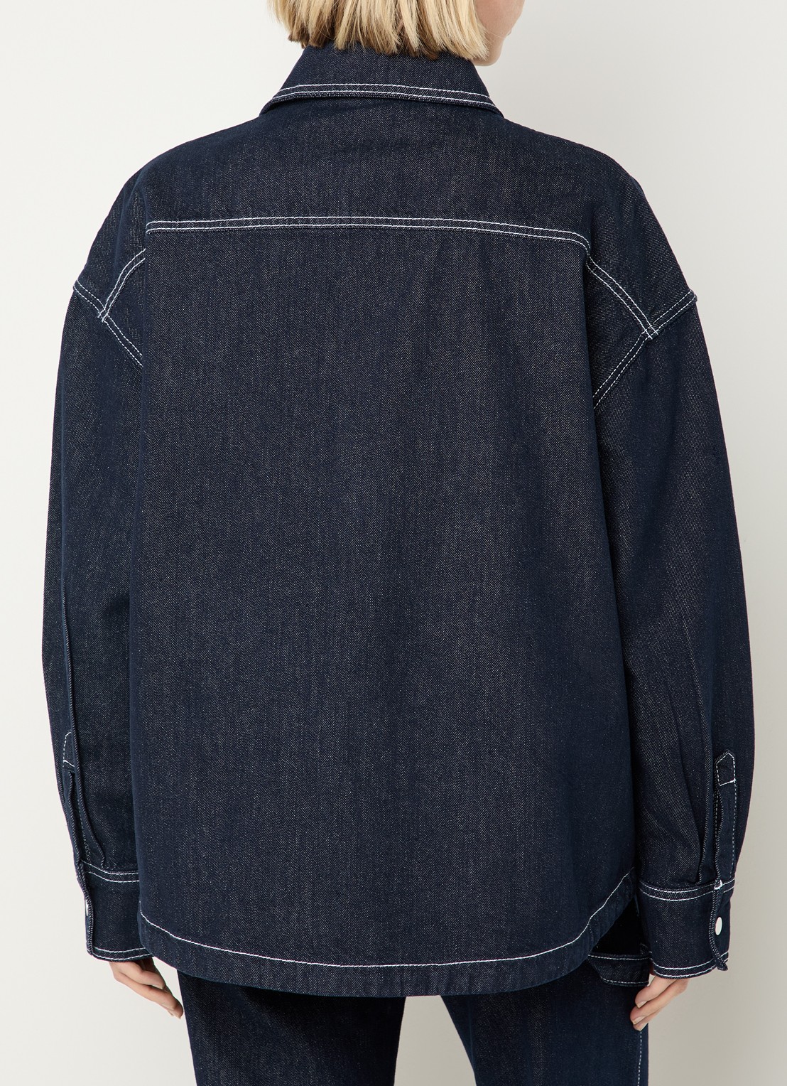 WRSTBHVR Leandra oversized blouse van denim met steekzakken - achterkant donkerblauw