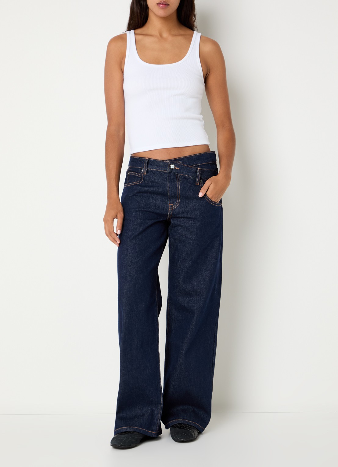 WRSTBHVR Meg mid waist wide fit jeans met donkere wassing - voorkant 4 blauw