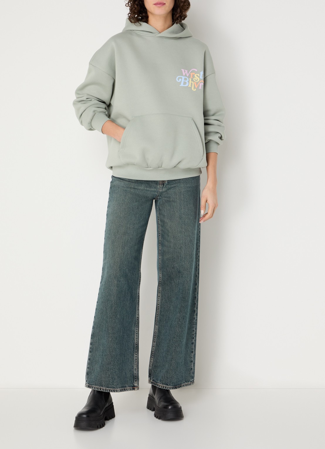 WRSTBHVR Reed hoodie met front- en backprint - voorkant 2 lindegroen