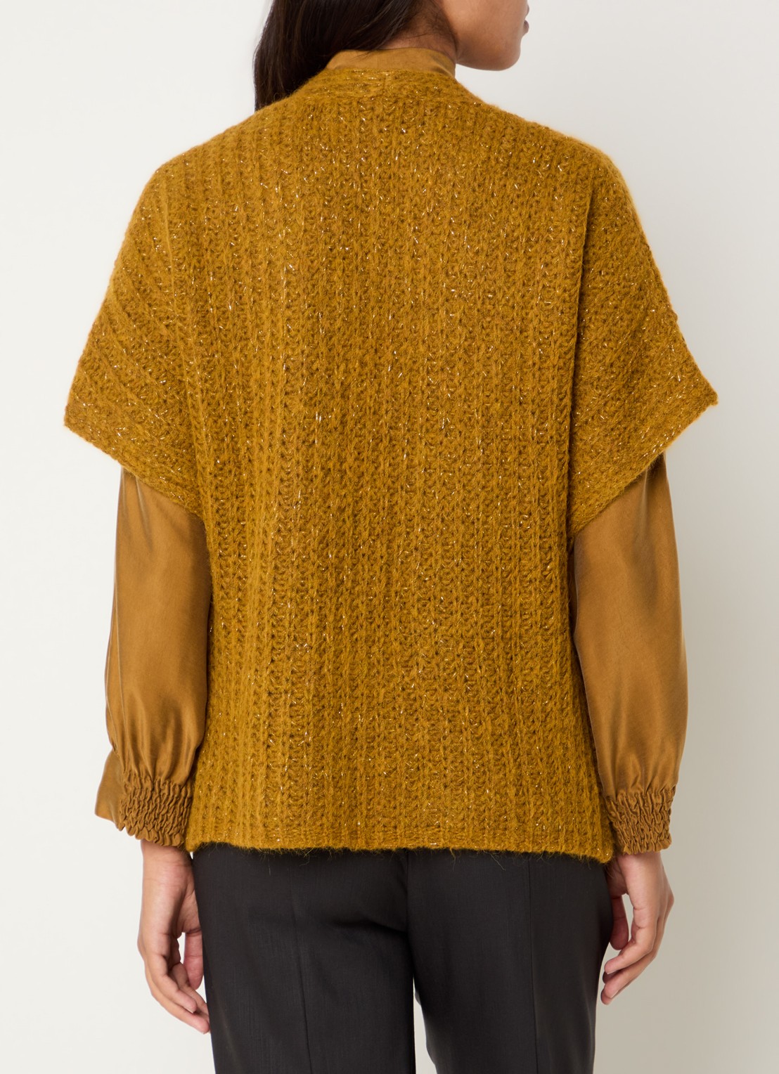 Xandres Bernadine grofgebreid openvallend vest in alpaca wolblend met lurex - achterkant okergeel