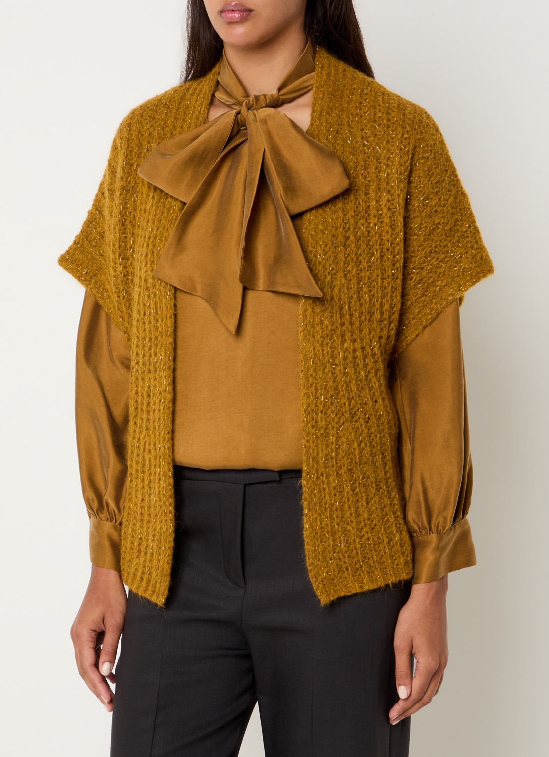 Xandres Bernadine grofgebreid openvallend vest in alpaca wolblend met lurex - detail 4 okergeel