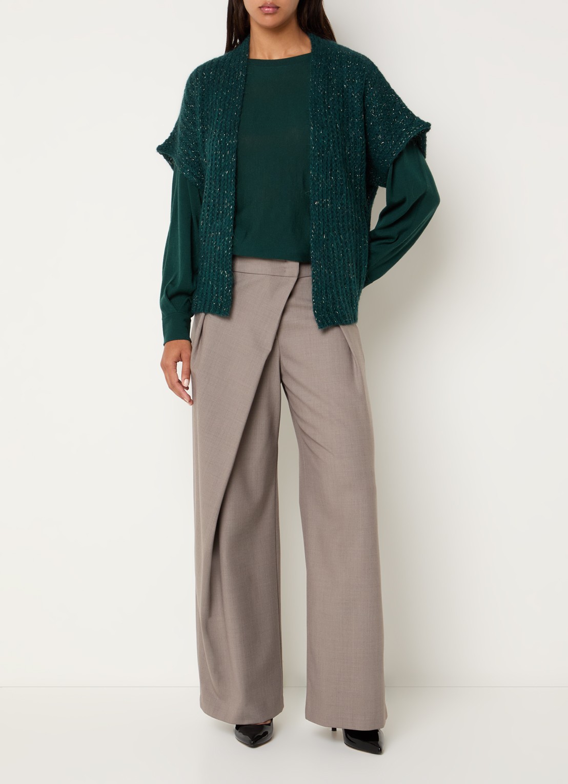Xandres Bernadine grofgebreid openvallend vest in alpaca wolblend met lurex - voorkant 3 donkergroen