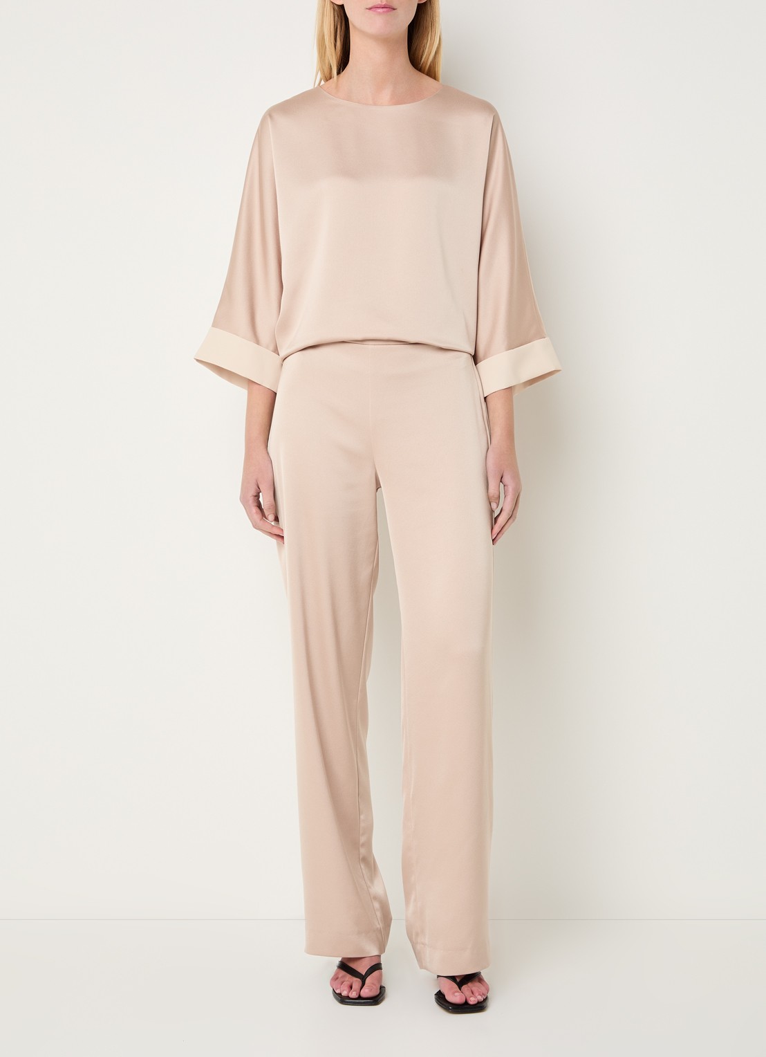 Xandres Halia blouse van satijn met trompetmouw - voorkant 3 beige