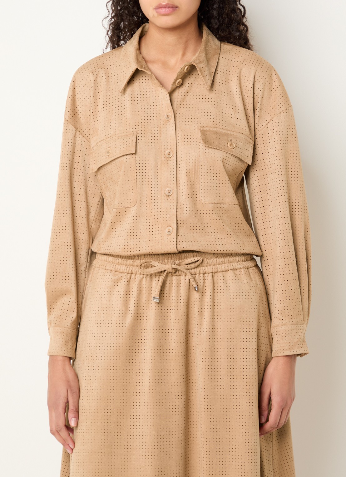 Xandres Henriette blouse van imitatiesuède met stippenprint - detail 2 camel