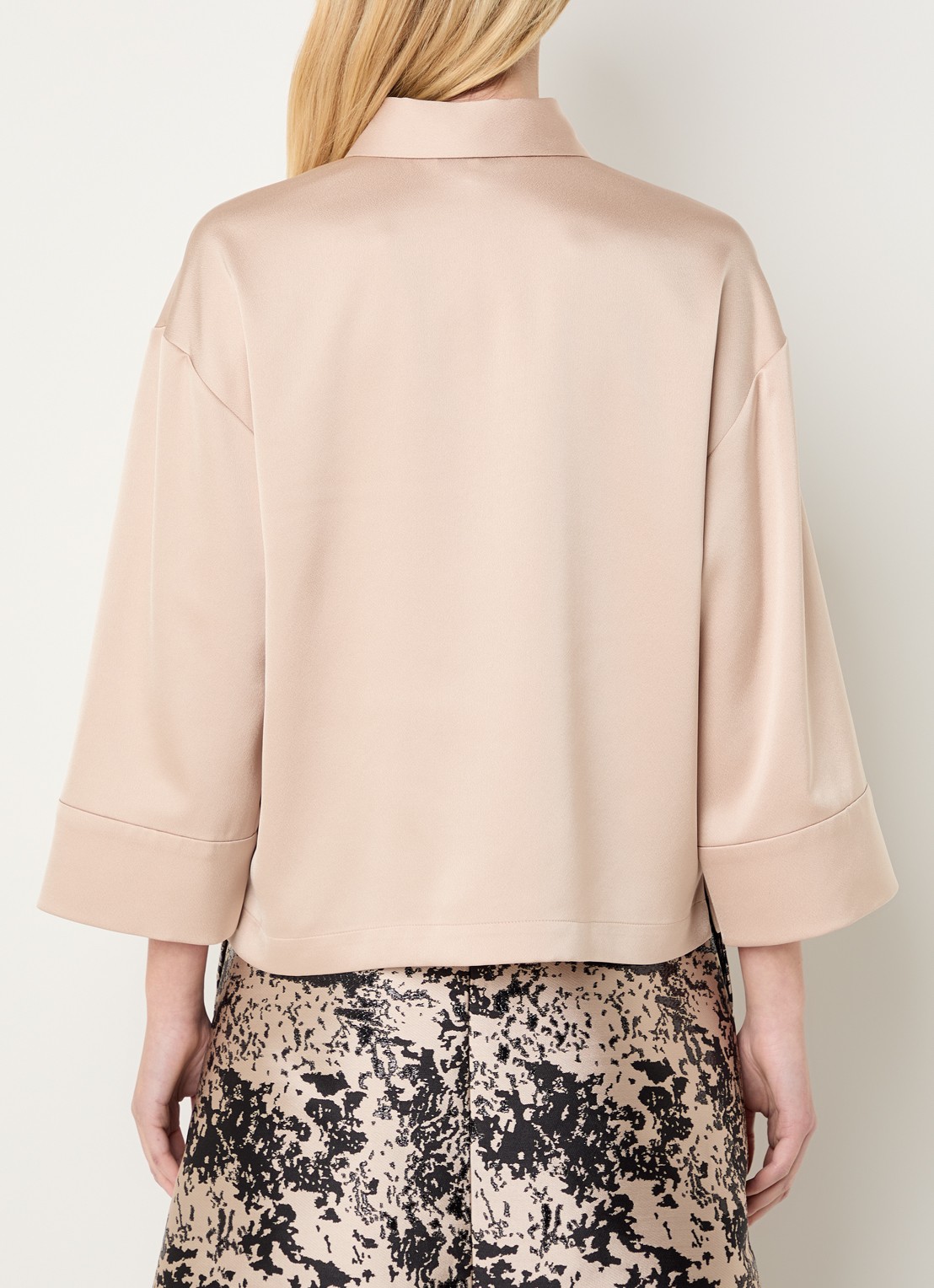 Xandres Hilbin blouse van satijn met borstzakken - achterkant beige