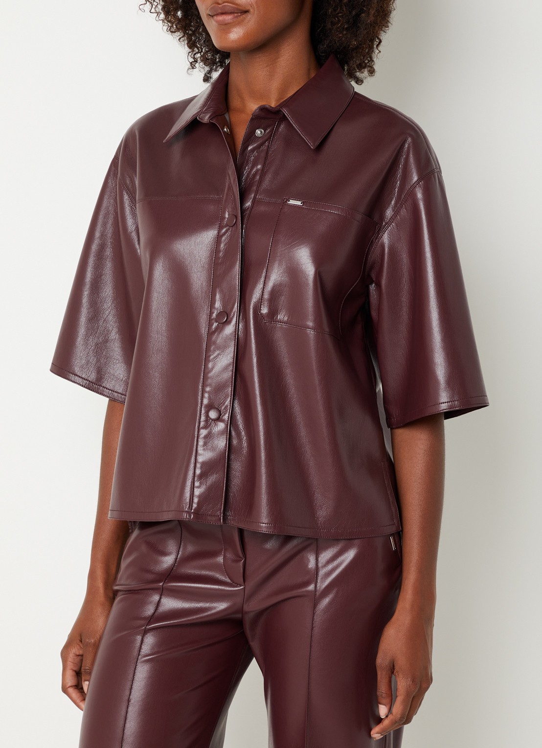 Xandres Horris blouse van imitatieleer met borstzak - detail aubergine