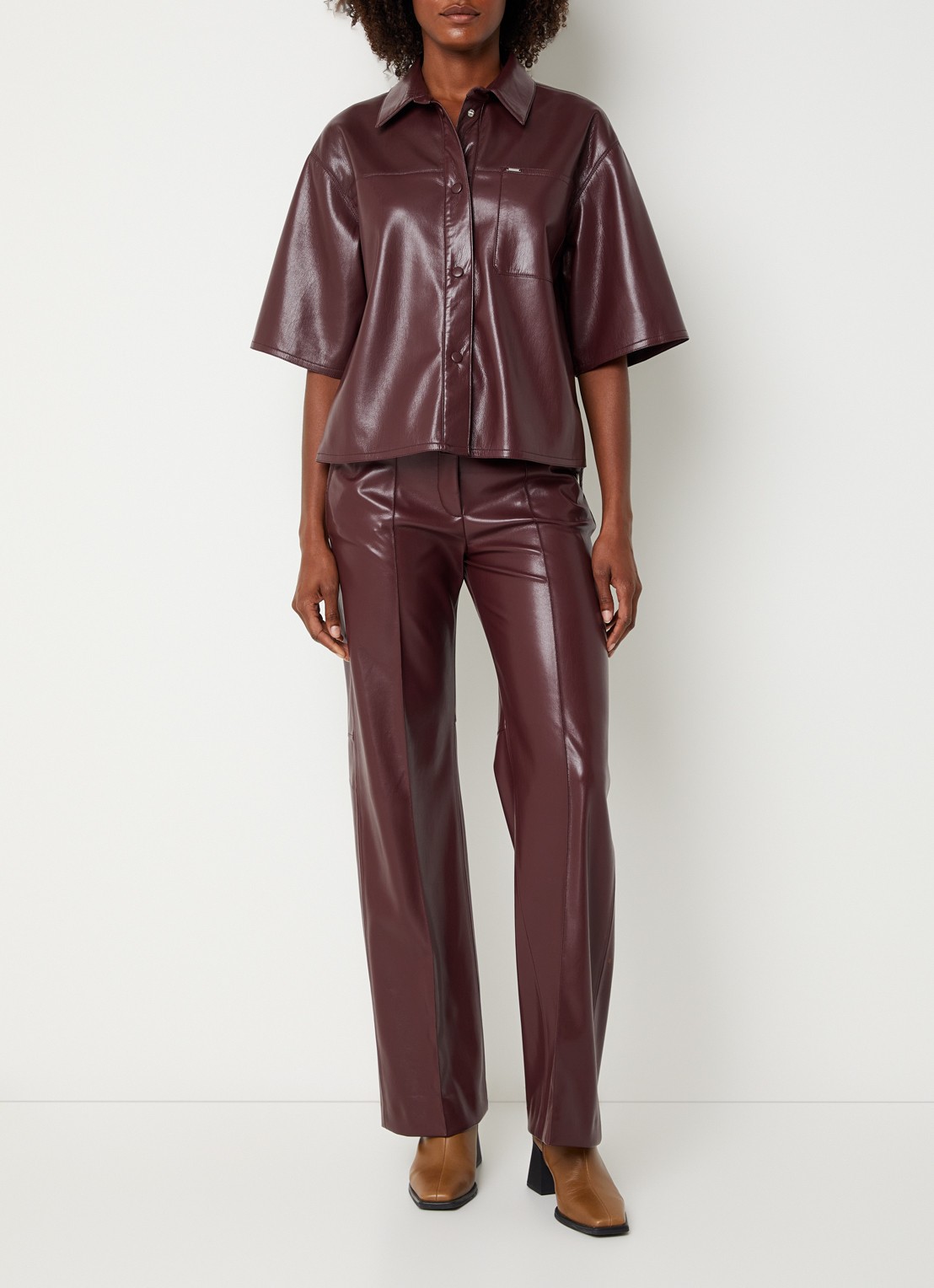 Xandres Horris blouse van imitatieleer met borstzak - voorkant 3 aubergine