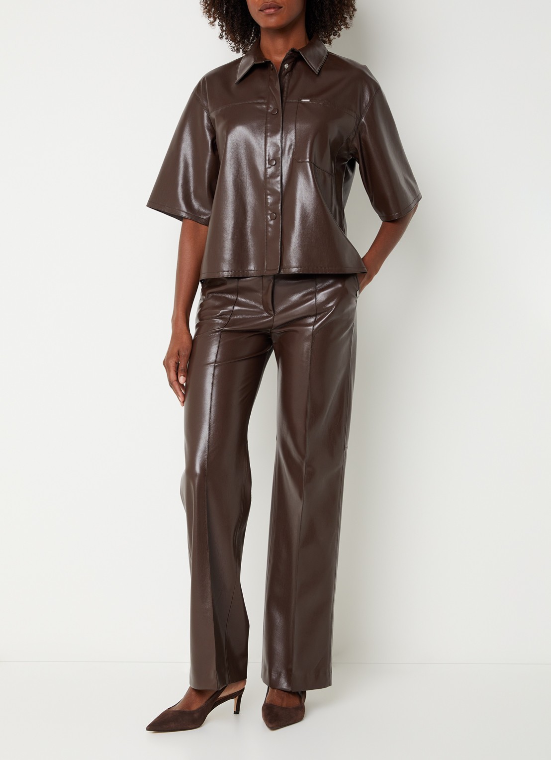 Xandres Pietrovic high waist straight fit broek van imitatieleer met steekzakken - voorkant 3 donkerbruin