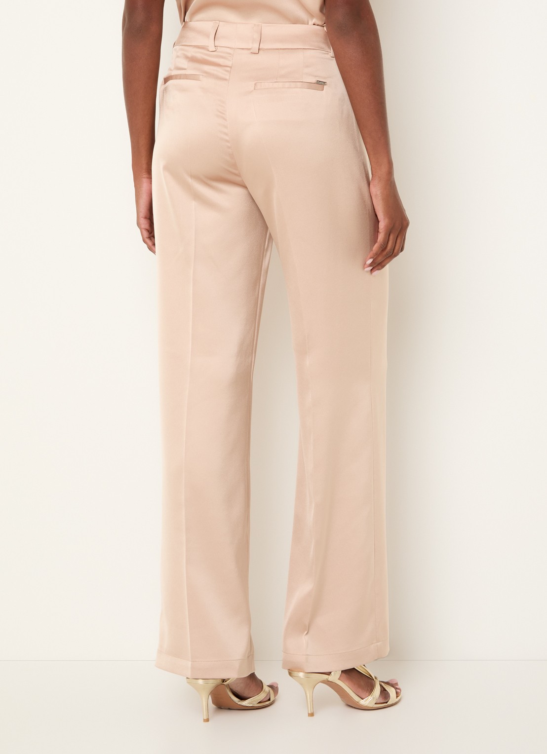 Xandres Puko mid waist straight fit pantalon van satijn - achterkant goud