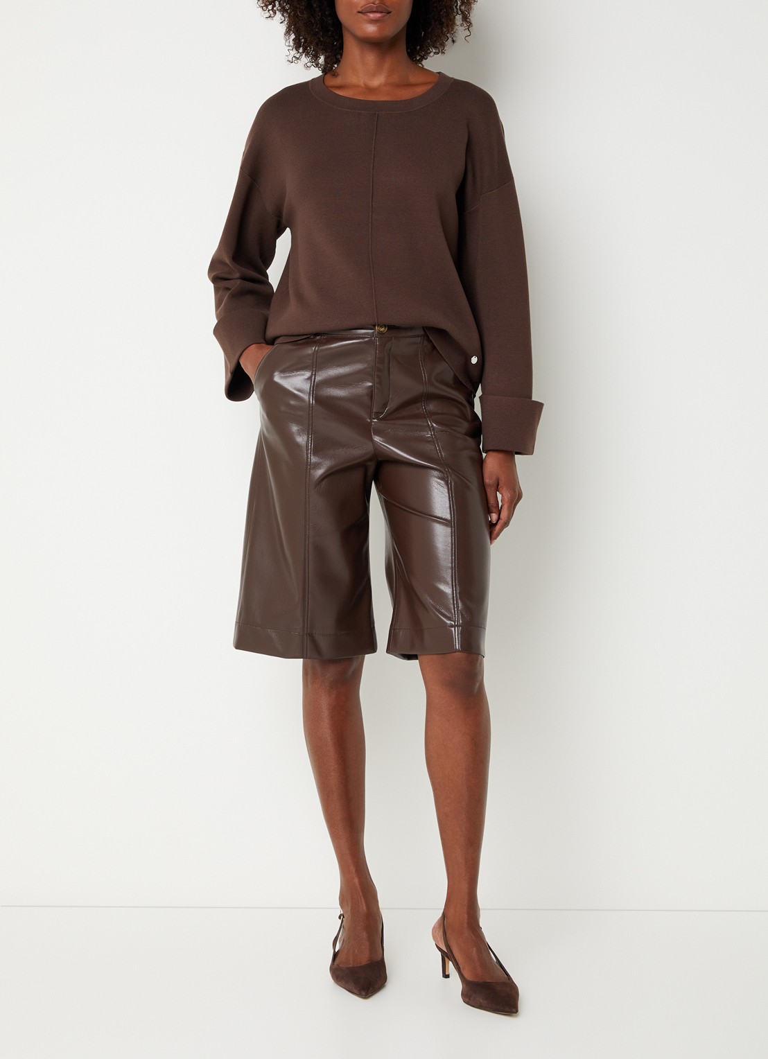 Xandres Puzanne high waist straight fit korte broek van imitatieleer - voorkant 2 donkerbruin