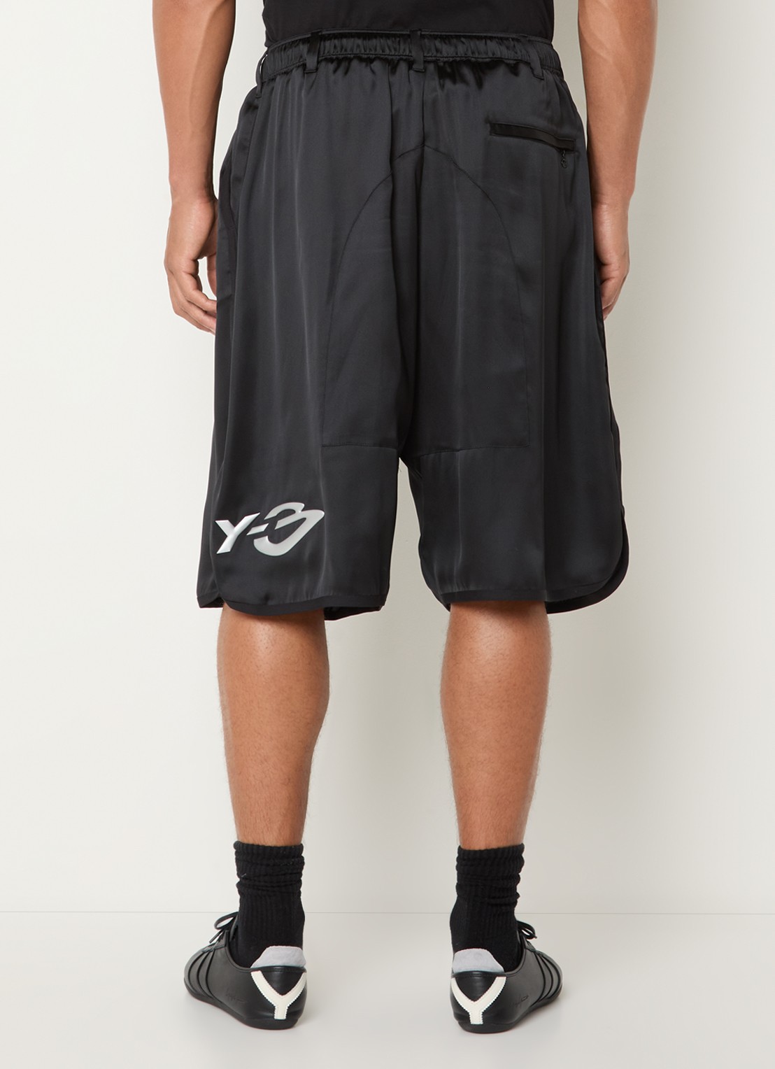 Y-3 Loose fit korte broek van satijn - achterkant zwart