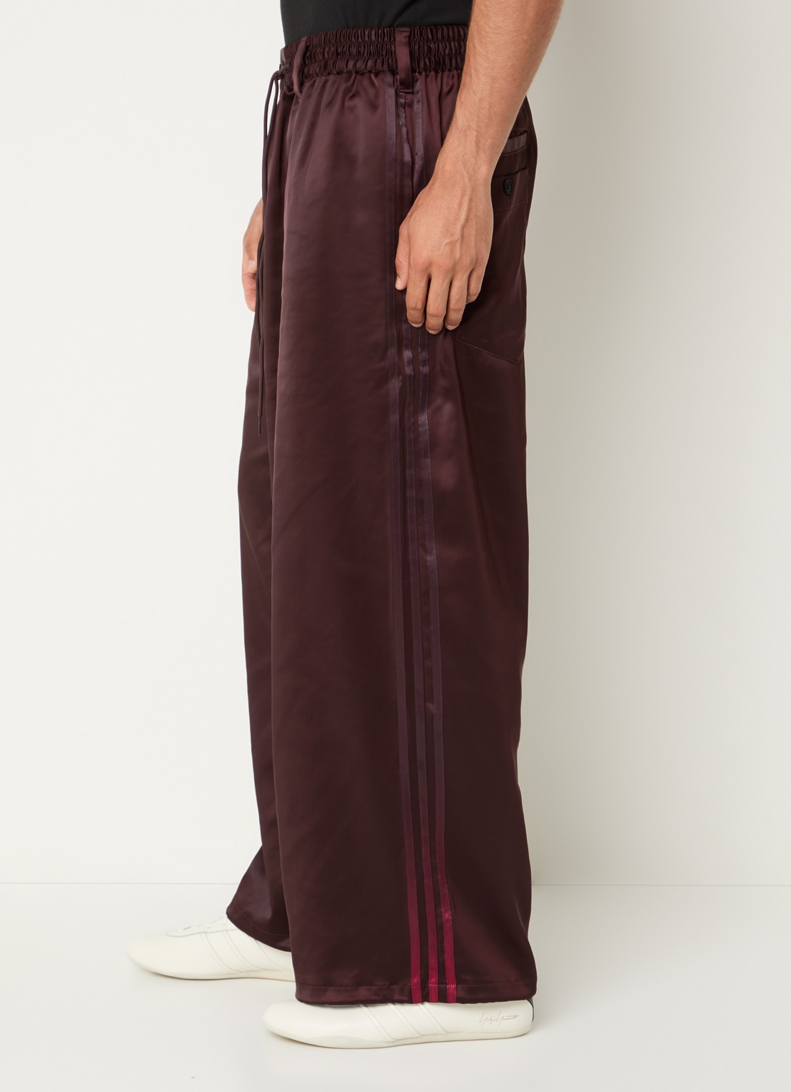 Y-3 Loose fit trainingsbroek van satijn met streepprint - detail 4 bordeauxrood