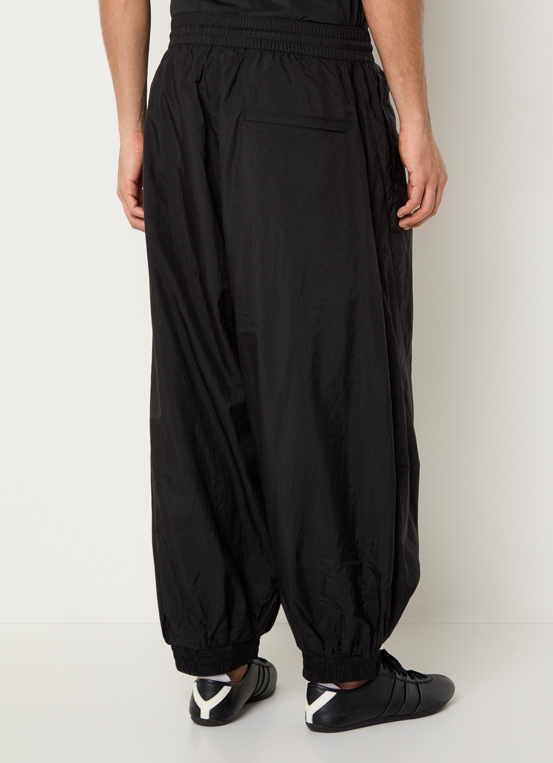 Y-3 Wide fit joggingbroek met logo en steekzakken - achterkant 3 zwart