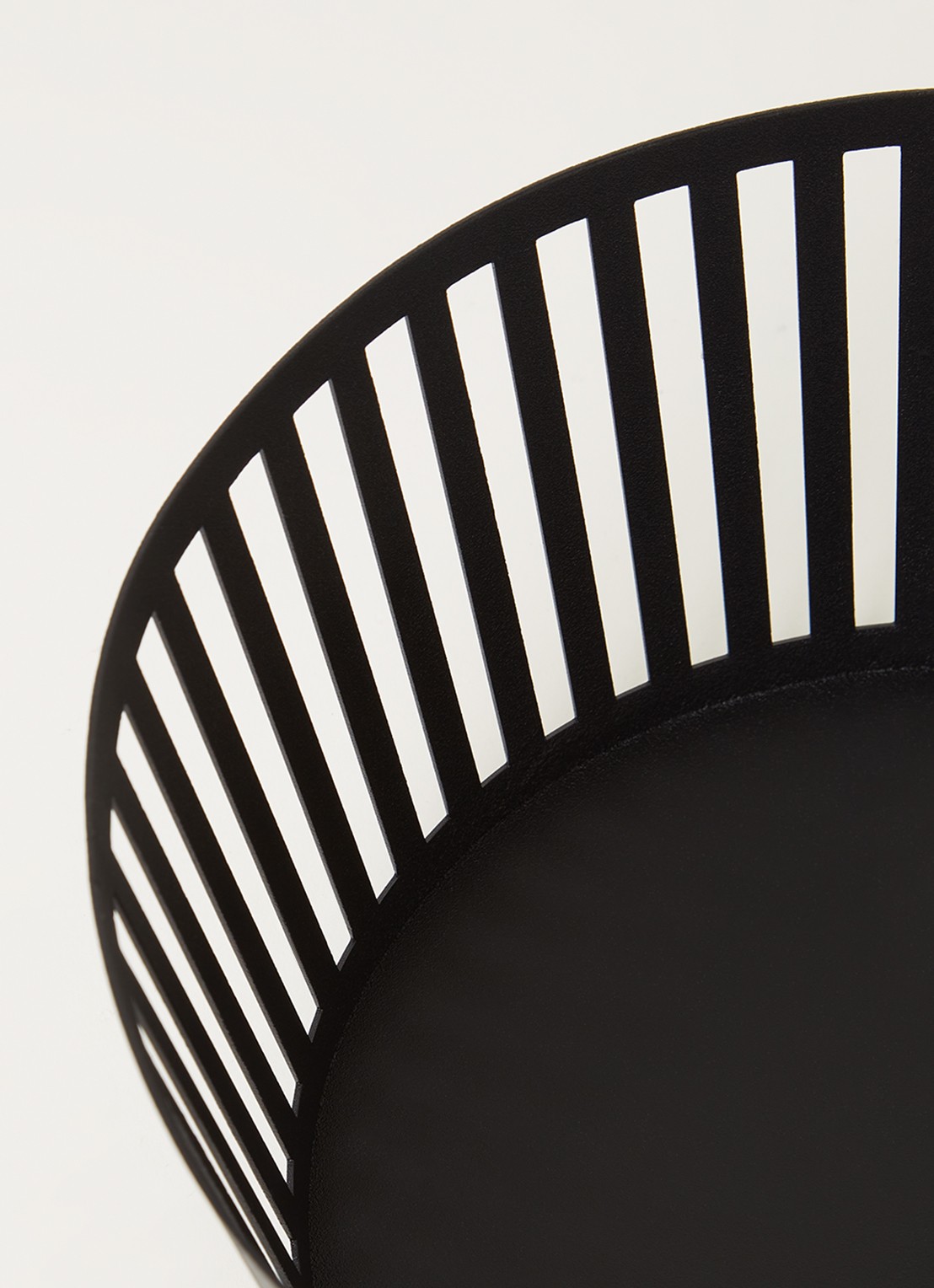 Yamazaki Tower fruitschaal 21,5 cm - detail zwart