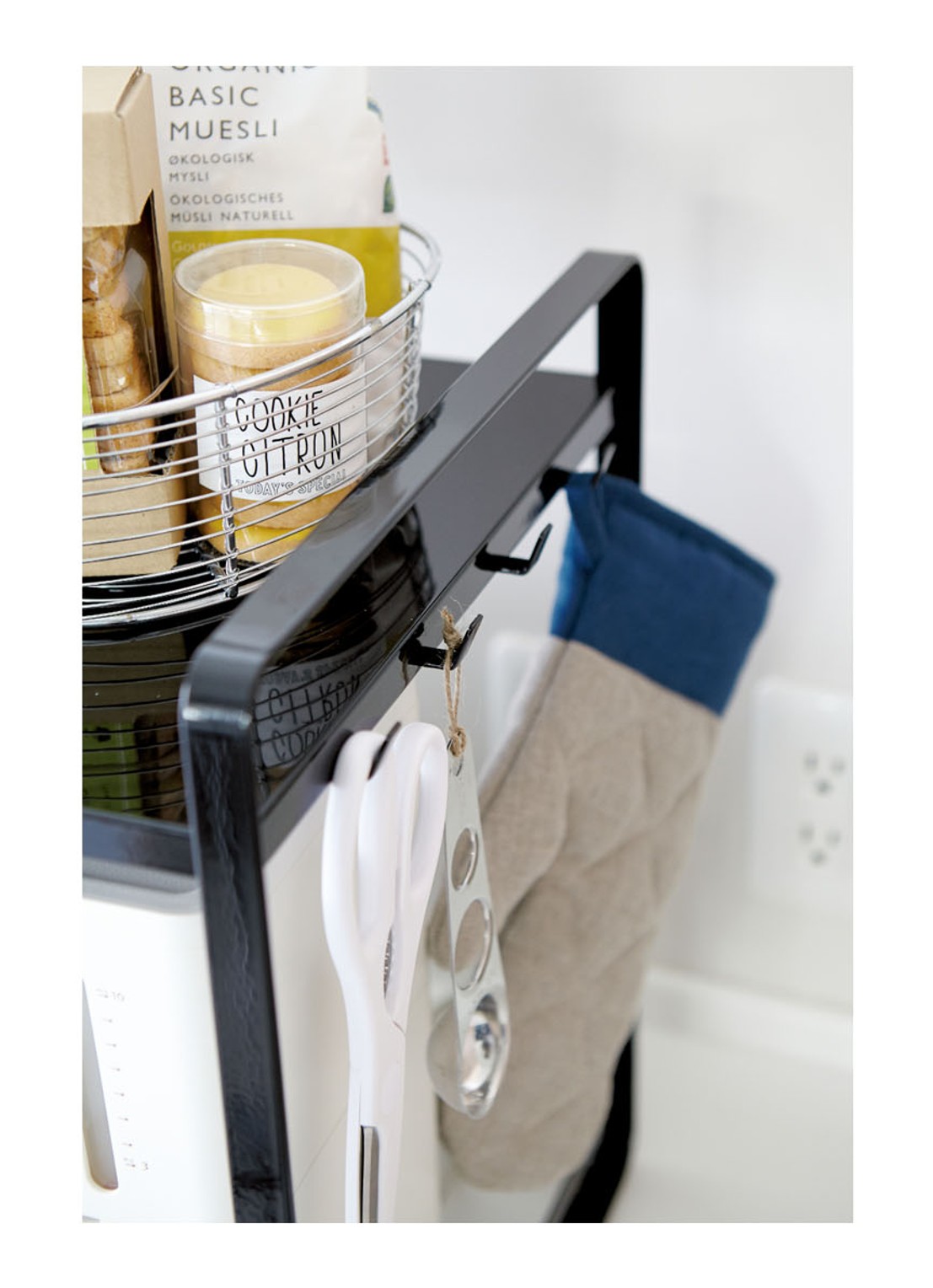 Yamazaki Tower uitschuifbare aanrecht organizer 47,5 - 75 cm - detail 2 zwart