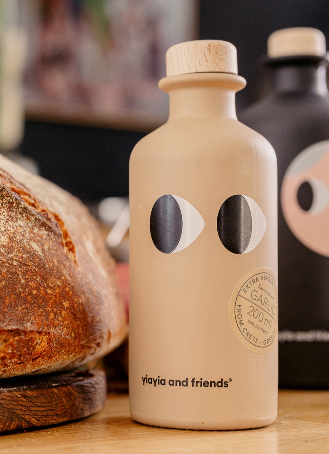 yiayia and friends Infused Garlic Extra Vierge olijfolie 200 ml - detail beige