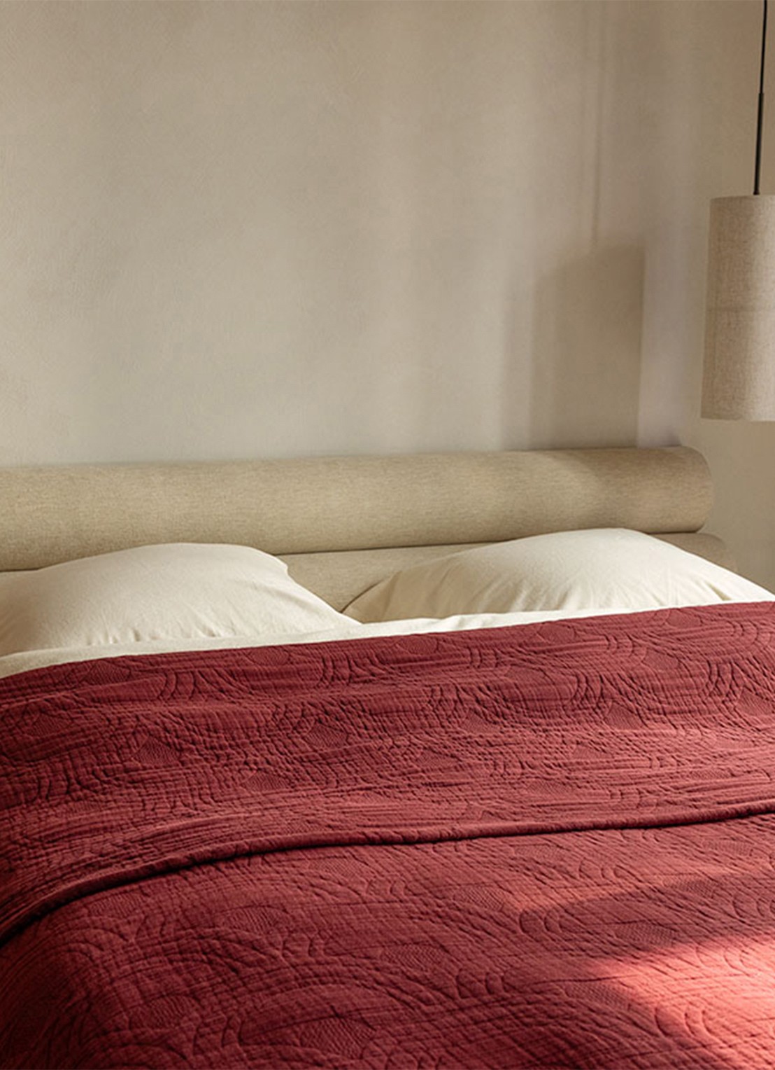 Yumeko Mousseline bedsprei van gewassen linnen 200 x 230 cm - voorkant 2 bordeauxrood