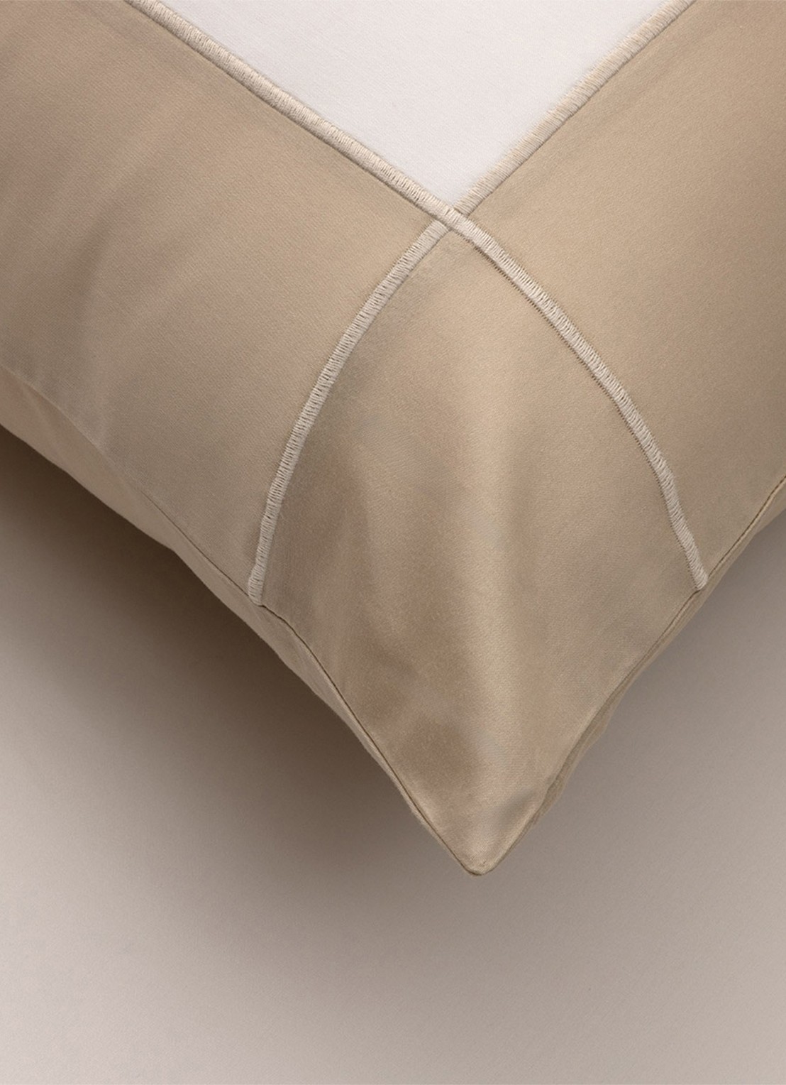 Yves Delorme Apollon kussensloop 120TC - detail 3 beige