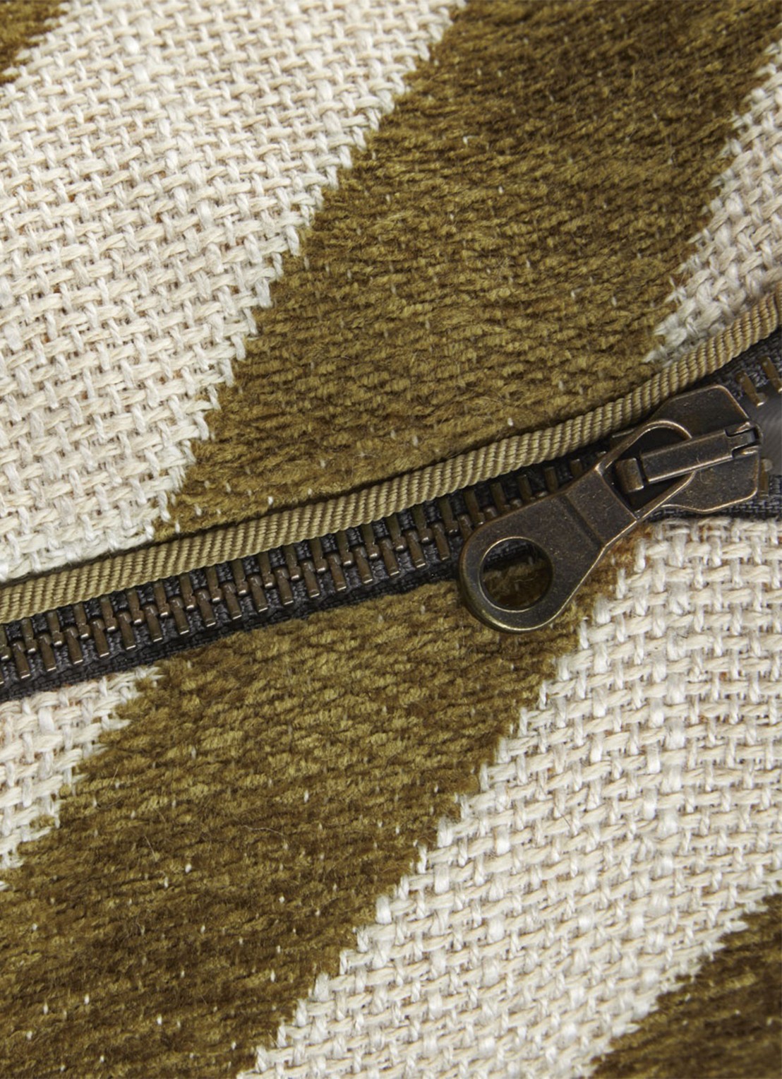 Yves Delorme Calisson sierkussenhoes - voorkant 2 khaki