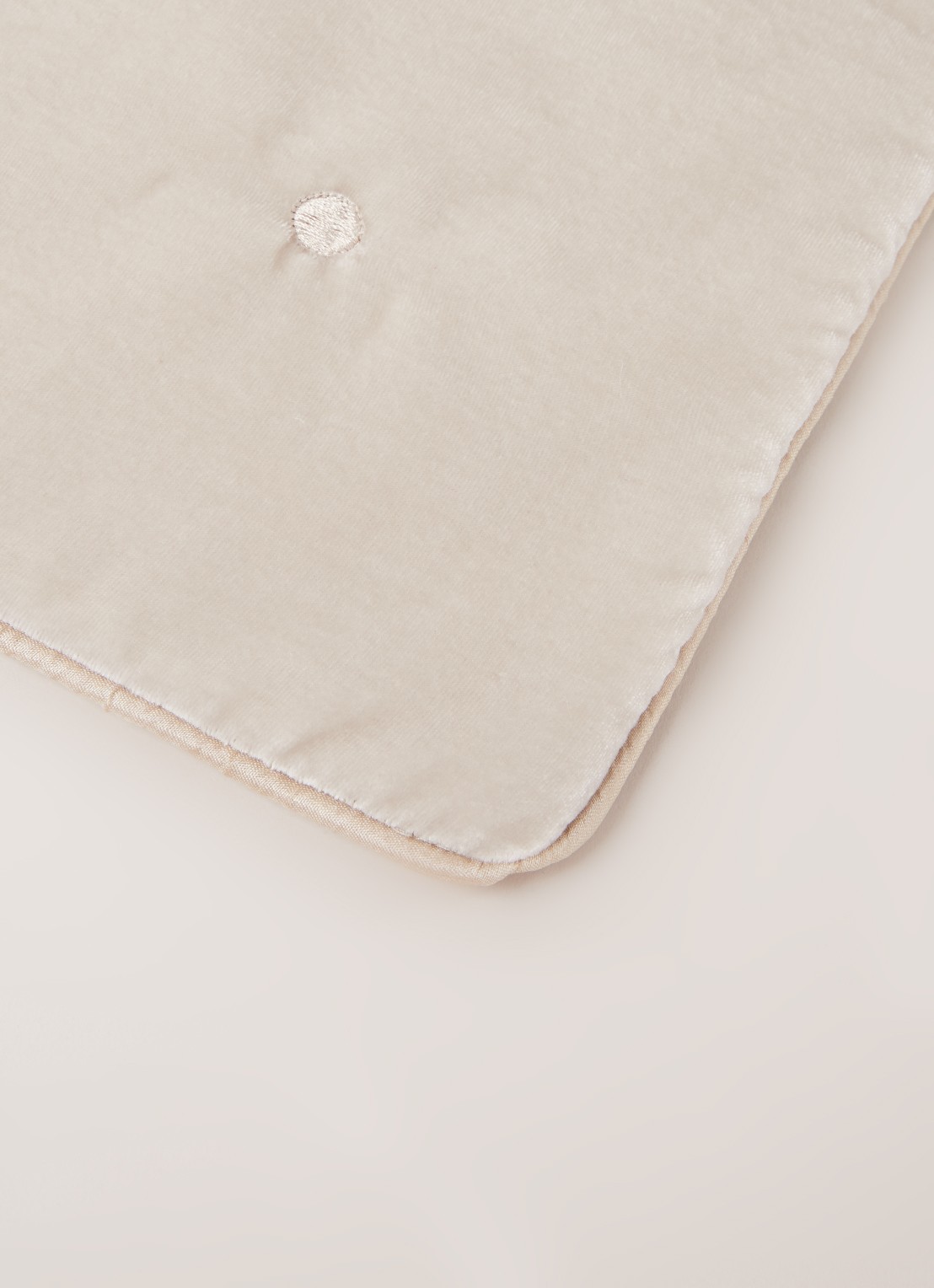Yves Delorme Cocon sierkussen 45 x 45 cm  - detail 3 beige