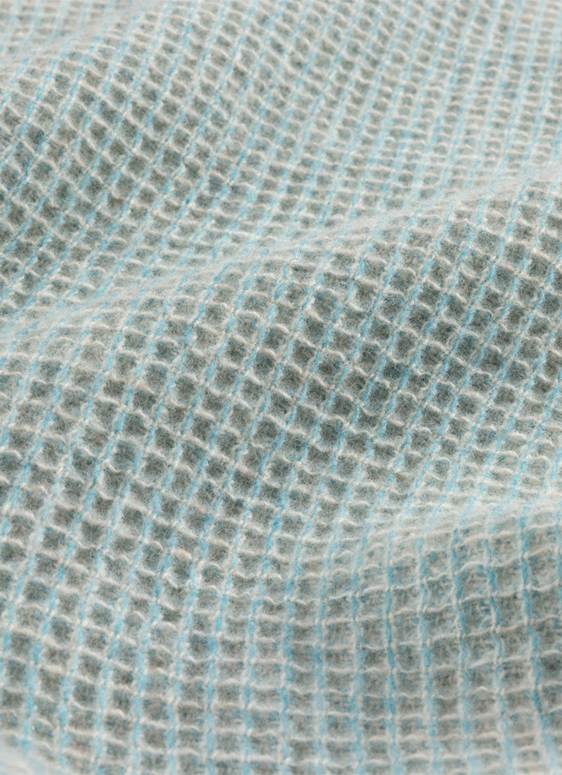 Yves Delorme Cosy plaid van scheerwol met franjes 130 x 170 cm - voorkant 3 lichtblauw