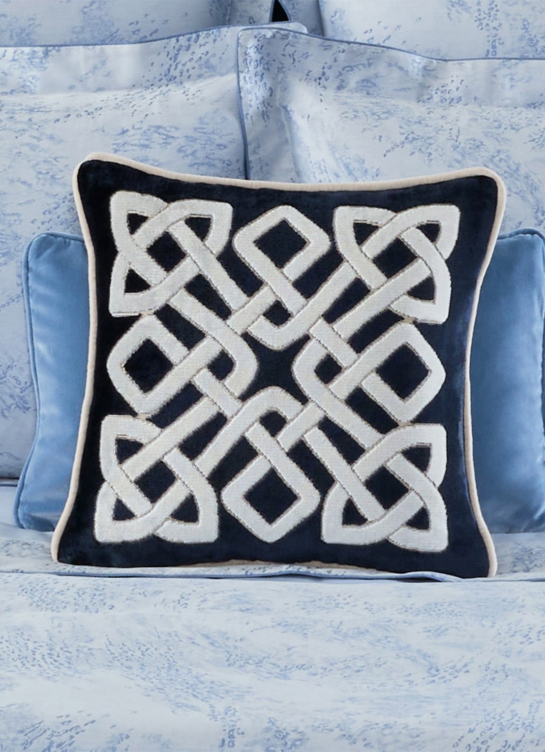 Yves Delorme Entrelac sierkussenhoes 45 x 45 cm - achterkant donkerblauw