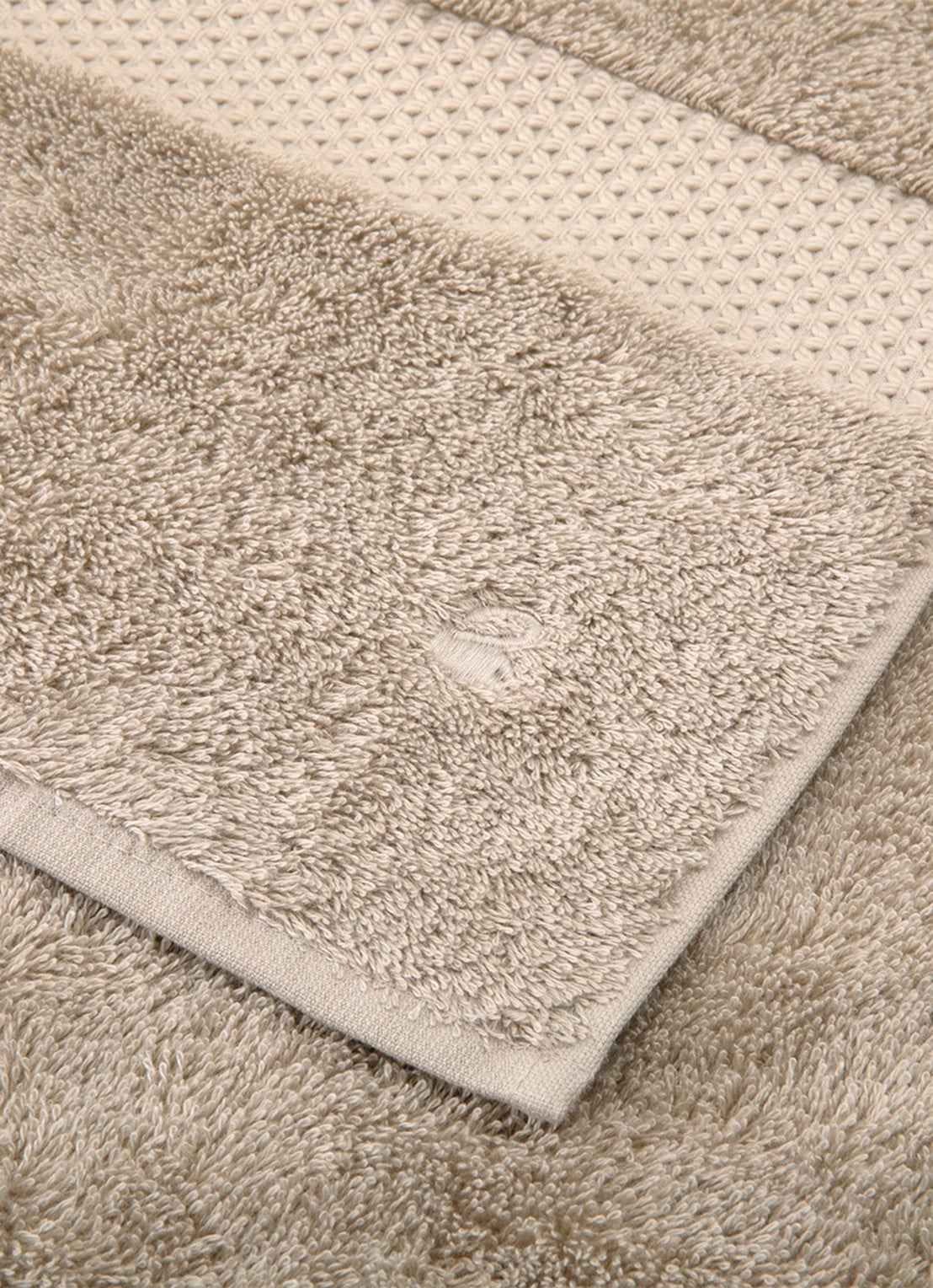 Yves Delorme Etoile badhanddoek - 700 gr/m2 - 55 x 100 cm - voorkant 2 taupe
